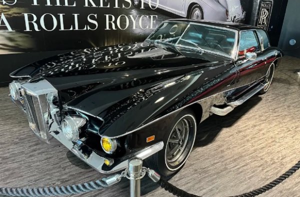 През 70-те години Елвис започва често да бъде виждан във внушителен и луксозен 5,80 метров Stutz Blackhawk. В повече от един. Четири от тези коли са закупени от Stutz Motor Company. Марката е възродена от пепелта - с механика на Pontiac, проектирани от бивш стилистичен директор на Chrysler (Върджил Екснер), с каросерия, ръчно изработена от италианците в Carrozzeria Padane (която също сглобява автомобили Maserati).

Пресли е първият клиент на американска земя през 1970 година (спечели състезанието за фотофиниш срещу Франк Синатра!). Повече от половин век по-късно колата, вече напълно реставрирана,  е беше продадена на търга за класически автомобили Mecum в края на 2022 година за $297 000.

Моделът, показан в Graceland, е закупен през 1973. Това е първата американска кола със странични изпускателни отвори и безконечен капак. По-късно модифицирана от конструктора на каросерии Джордж Барис (който, наред с други творения, дава началото на оригинала на Batmobile). По искане на Елвис покрива седалките с червена кожа и украсява интериора с метални апликации, потопени в 18-каратово злато. Смята се за любимата кола на легендата на рокендрола. Той е видян да я кара, влизайки през огромните порти на Грейсланд  - броени часове преди съобщението за смъртта му на 42- годишна възраст , на 16 август 1977 година.

Според The ​​Sun & Nationwide Vehicle Contracts колите на Елвис Пресли (или бивши притежавани) в момента струват над 6 милиона долара. BMW 507 е с цена над два милиона долара, което го прави най-ценното тук. Розовият Cadillac Fleetwood 60 и Ford Thunderbird от 1961 година се оценяват на повече от 400 000 долара всеки. Ferrari 308 Dino GT4 и Rolls-Royce Phantom V могат да се изтъргуват за повече от 280 000 долара всеки.